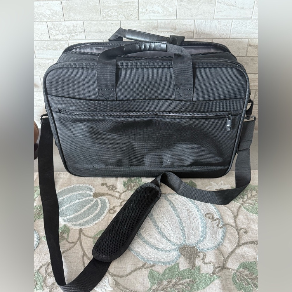 EUC Samsonite Compartment Briefcase, Black Textured Bag